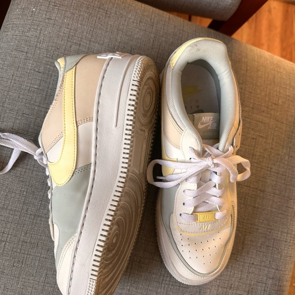 Nike Air Forces - Picture 4 of 4